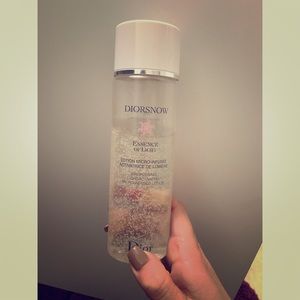 Diorsnow essence of light